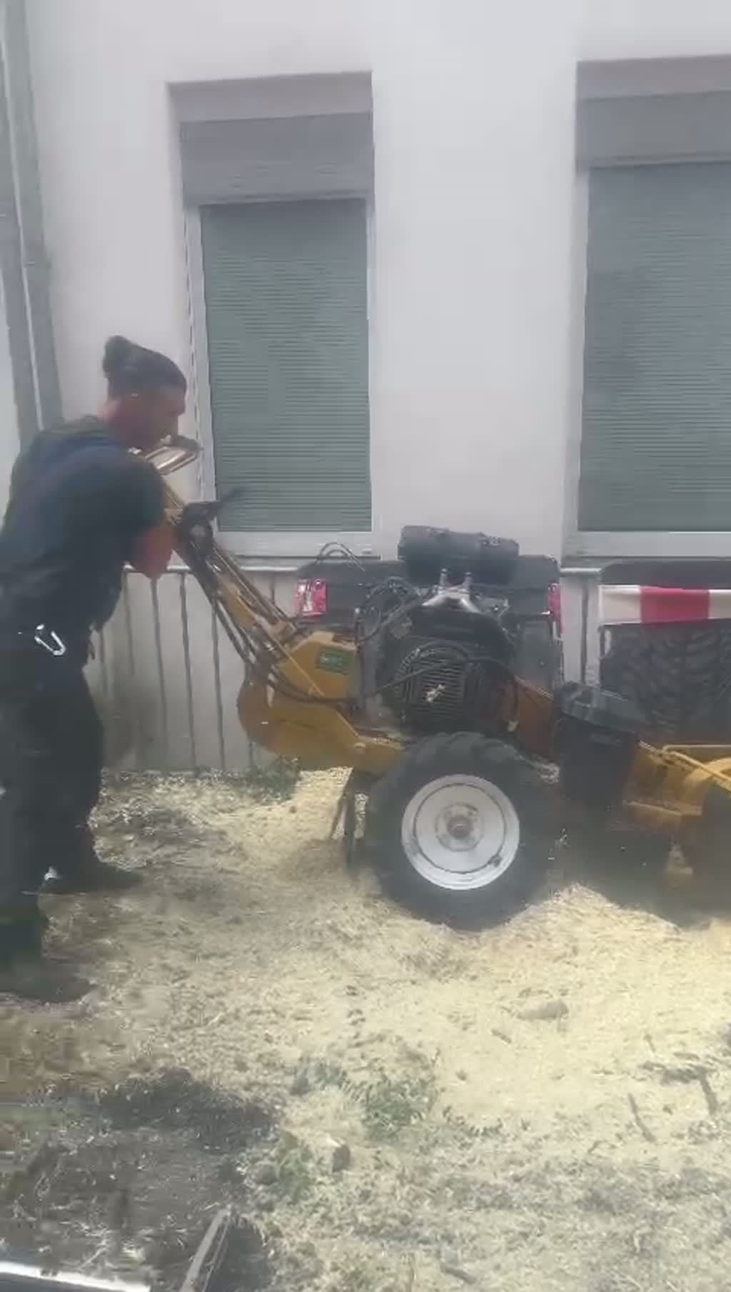Video: Stubbenfräse bei der Arbeit an einem Baumstumpf